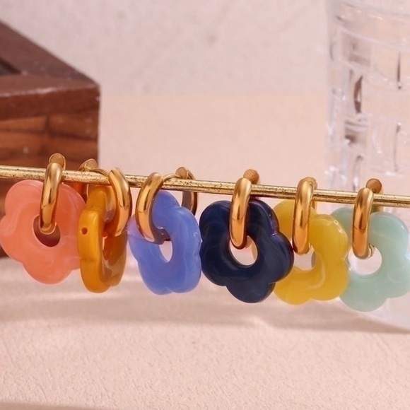 *NEW* 18K Gold Plated Stainless Steel Drop Flower Acrylic Hoop Earrings (YELLOW) - Picture 4 of 7